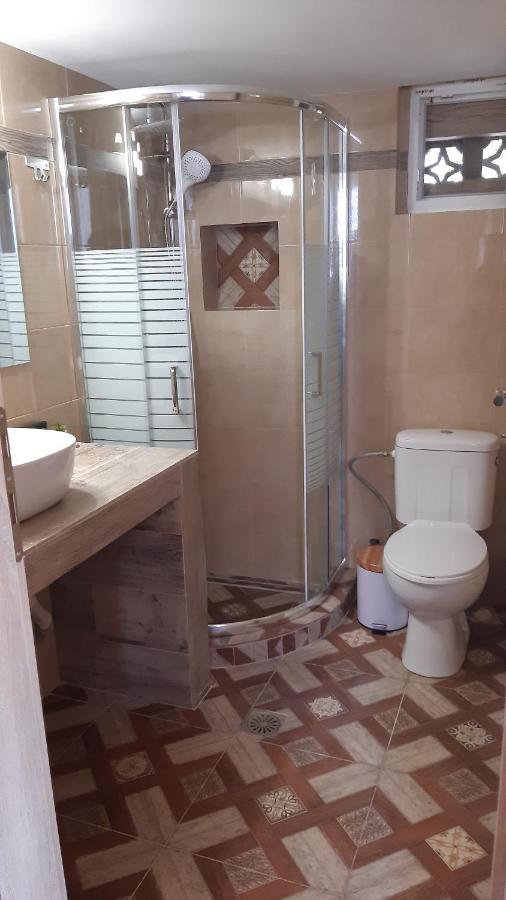 Room Near The Airport Pikérmion Екстериор снимка